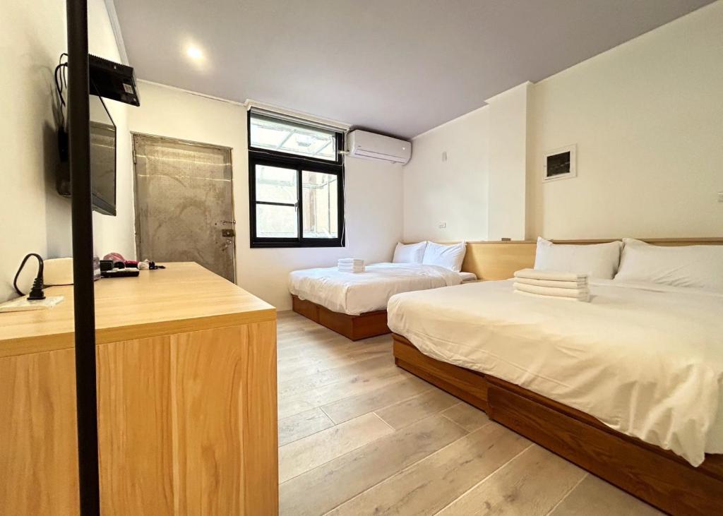 台南燕宾大旅社的酒店客房设有两张床和电视。
