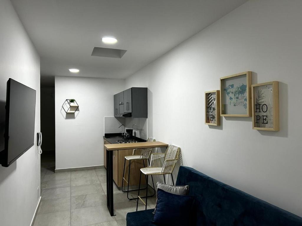 图卢阿Hospedaje LIZ的客厅设有带蓝色沙发的厨房