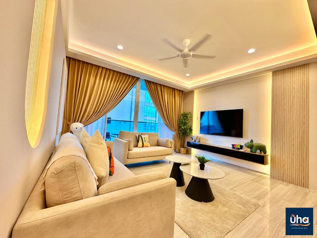 努沙再也PineTree Puteri Harbour @ UHA的带沙发和电视的客厅
