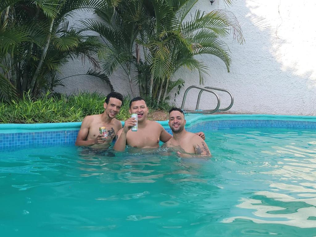 马那瓜La Mezcla Perfecta Hostal的一群人在游泳池里