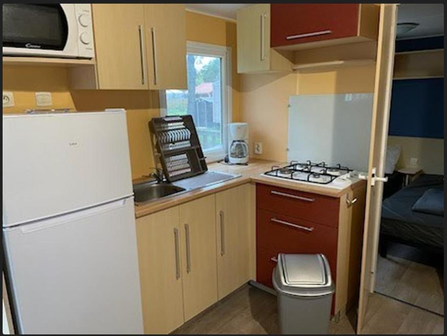 La Boissière-de-MontaiguPUY DU FOU 6P F028的小厨房配有白色冰箱和水槽