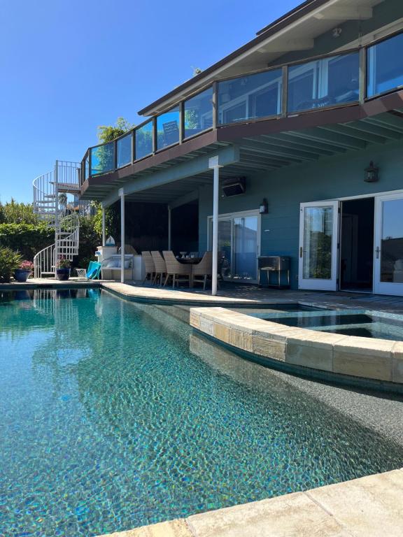 圣地亚哥La Playa Place Getaway的房屋前有游泳池的房子