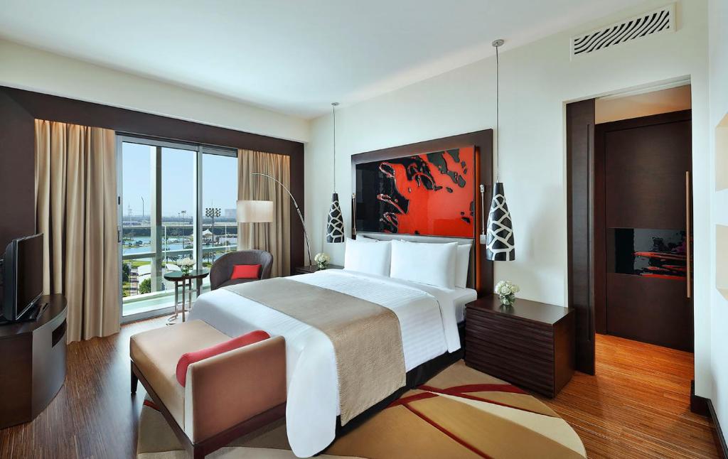 阿布扎比阿布扎比艾尔胡瑟万豪酒店的酒店客房设有一张大床和一个阳台。