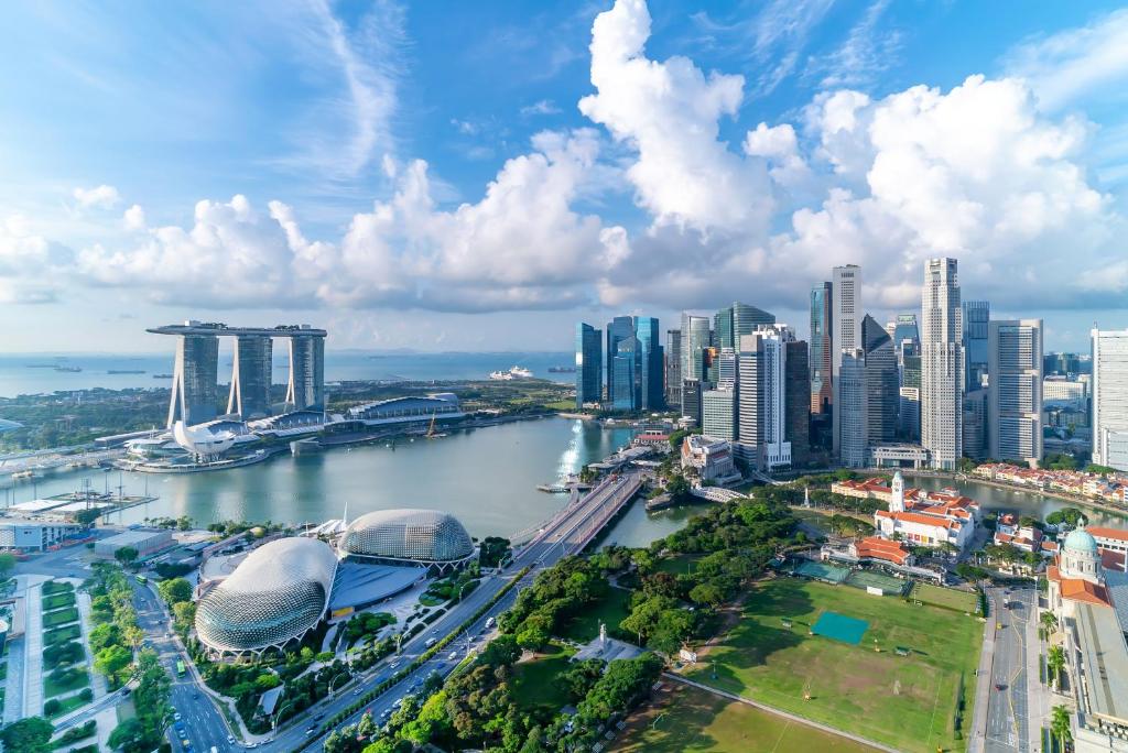 新加坡Fairmont Singapore的享有河流和建筑的城市空中景致