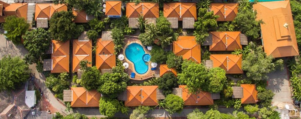 罗勇Villa Bali Eco Resort, Rayong的享有带游泳池的大楼的顶部景致