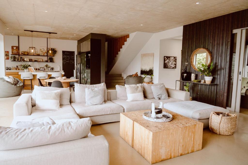 乌姆德洛蒂Maison De Plage的客厅配有白色的沙发和桌子