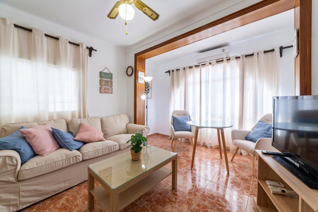 阿尔么丽亚Mi Locura Costa Cabana的客厅配有沙发和桌子
