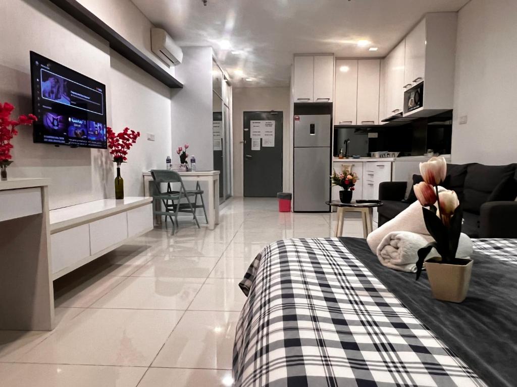吉隆坡Summer Suites KLCC By Castle Classy的客厅、带床的厨房和客厅