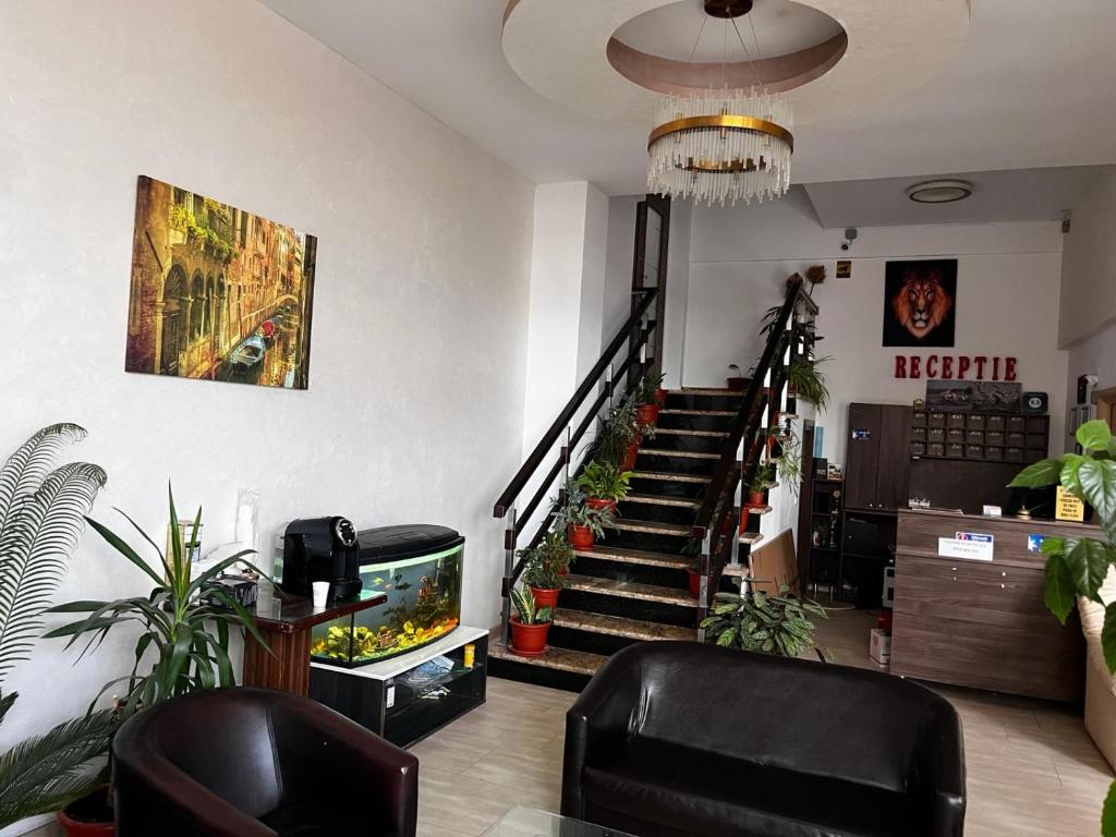 图尔恰Live Tulcea Hotel的大堂设有植物楼梯和电视