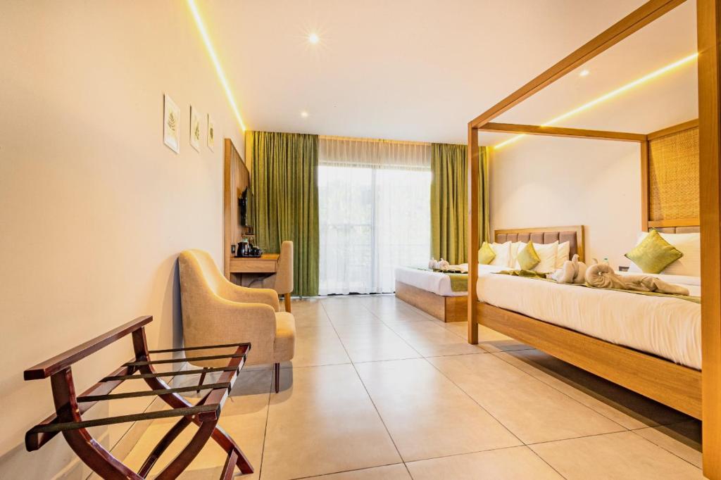 班加罗尔Vanya的酒店客房,设有两张床和镜子