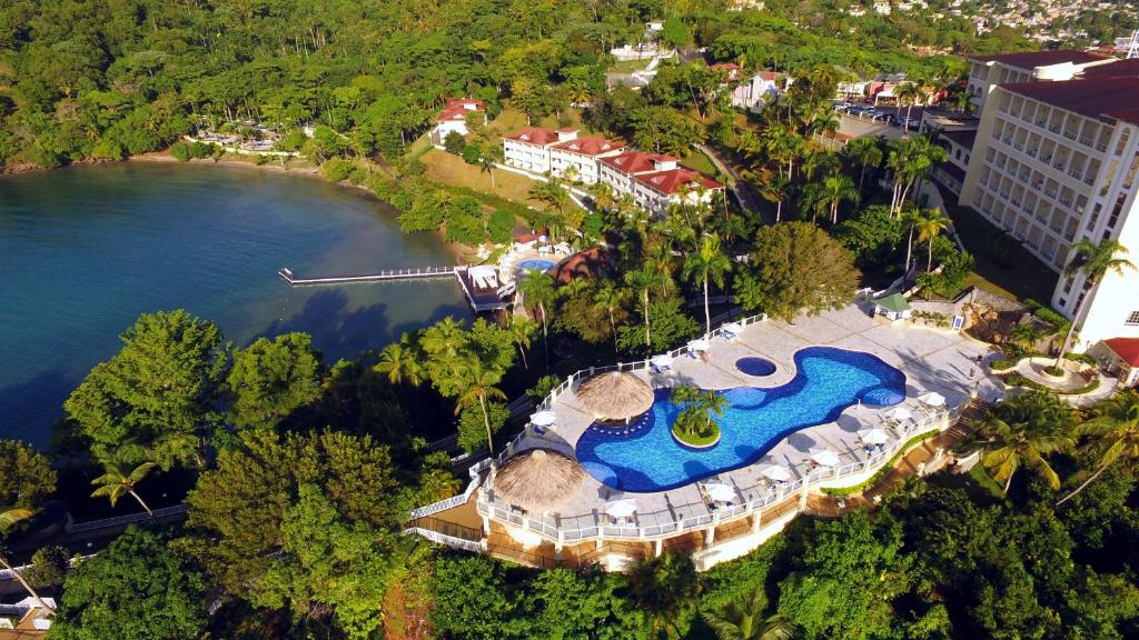 圣塔芭芭拉-山美纳Bahia Principe Grand Cayacoa的享有带游泳池的度假村的空中景致