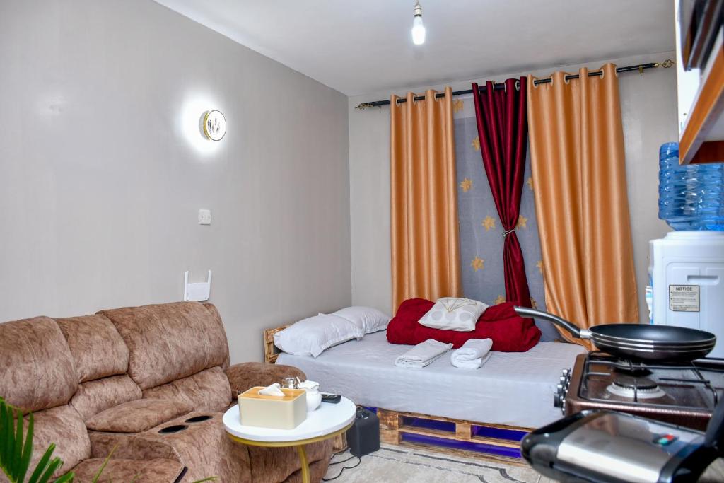 KiambuJoJo Jovial Homes的带沙发和床的小客厅