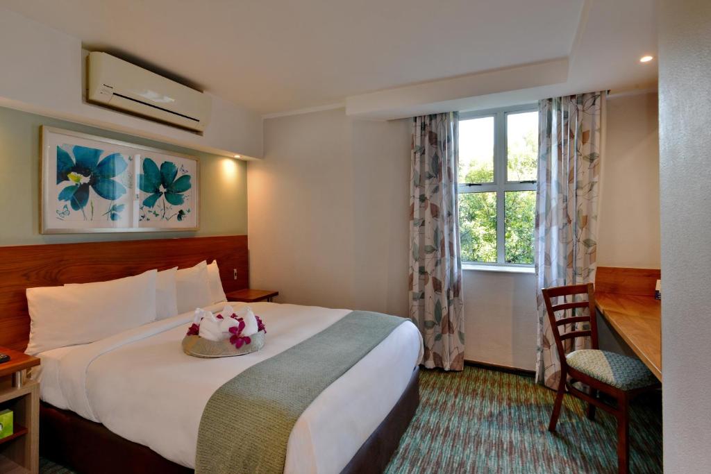 米德兰Town Lodge Waterfall, Midrand的酒店客房设有床和窗户。