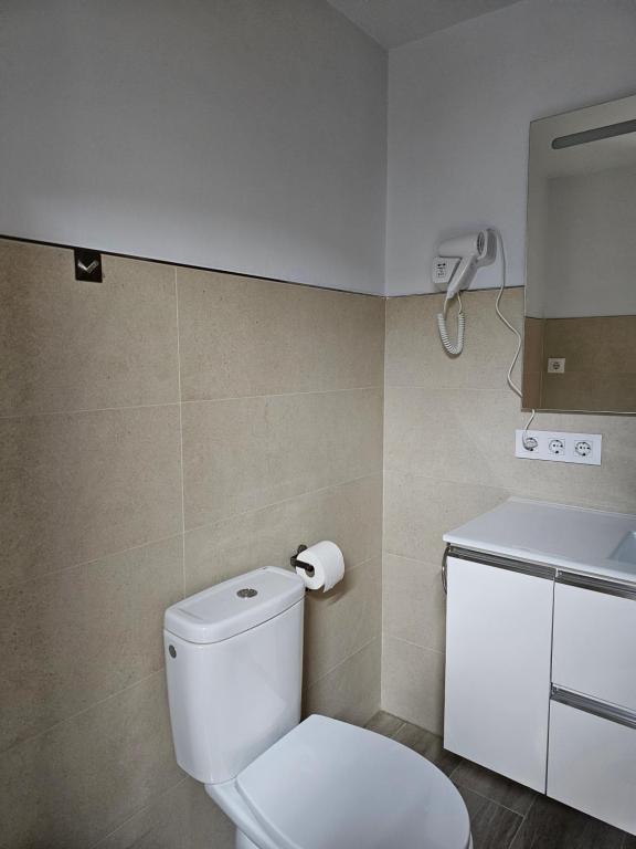 塞维利亚Plaza de Armas的浴室配有白色卫生间和盥洗盆。