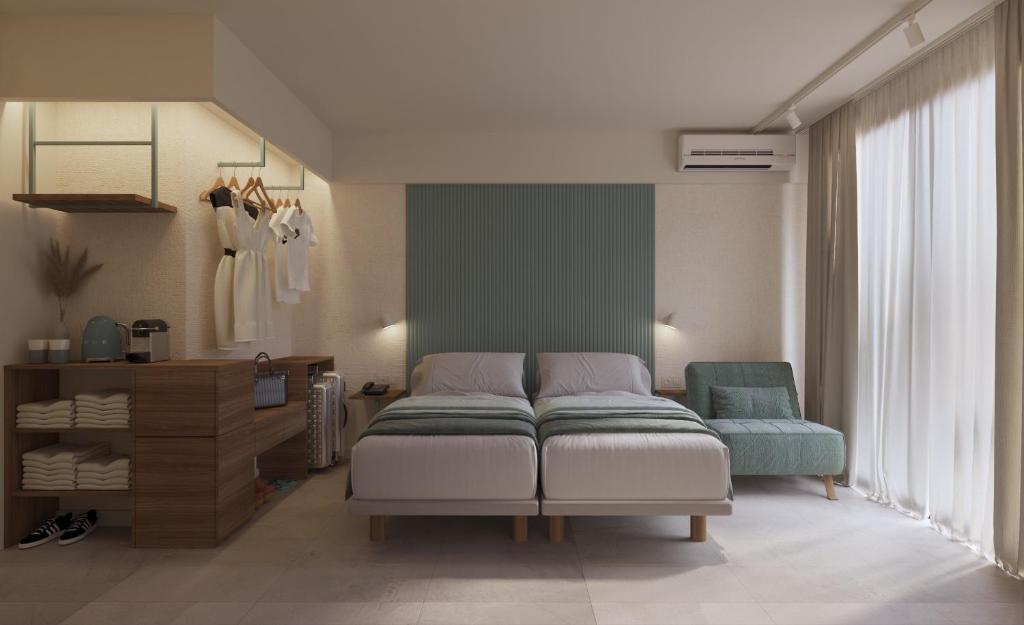 萨洛尤罗萨鲁水疗酒店的一间卧室配有一张床和一张蓝色椅子