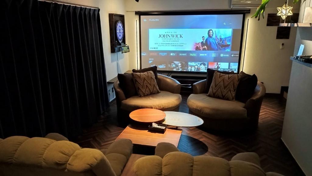 本部Cinema Resorts 1的客厅配有两张沙发和一个大屏幕