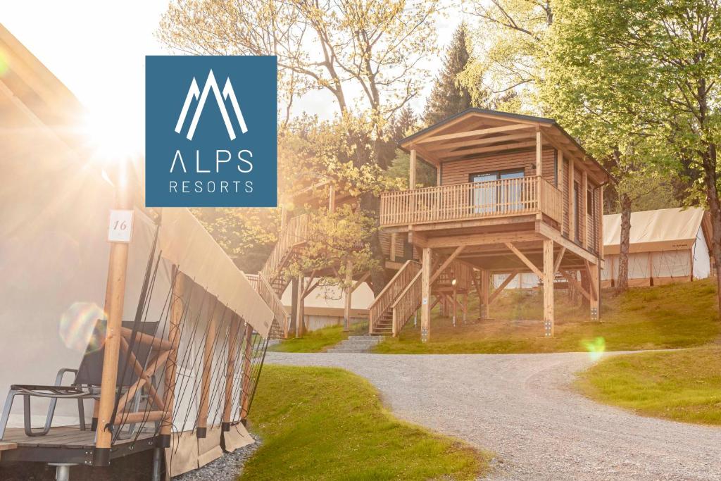 克查赫Chalets & Glamping Nassfeld by ALPS RESORTS的带有阅读小隐居地标志的木屋