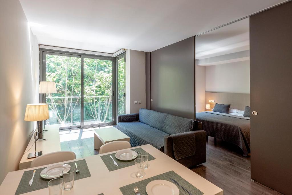 巴塞罗那伊斯帕布劳思公寓的带沙发的客厅和带沙发床的房间