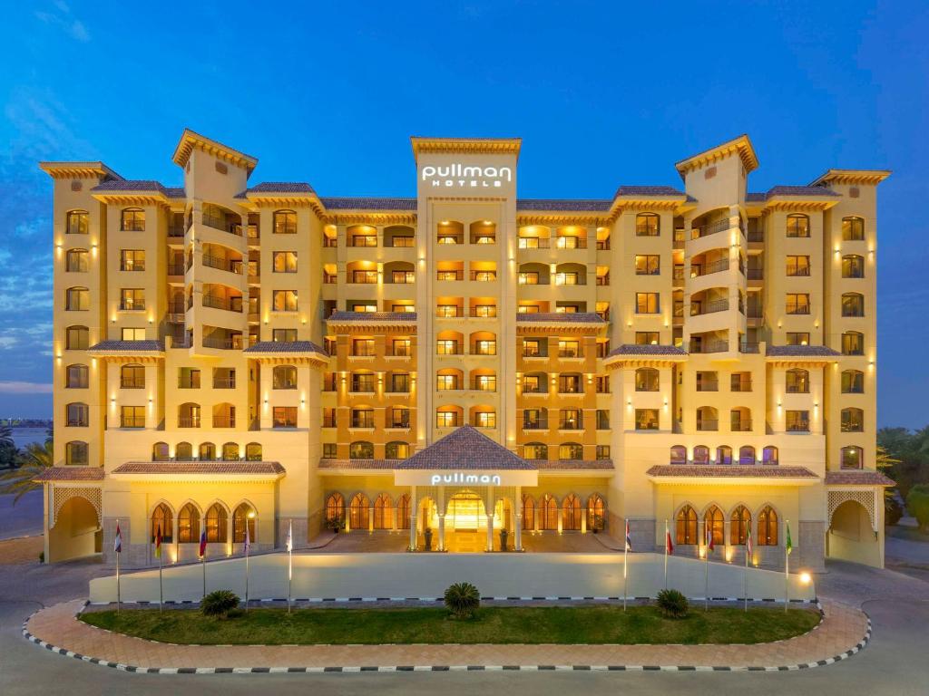 拉斯阿尔卡麦Pullman Resort Al Marjan Island的酒店外观的 ⁇ 染