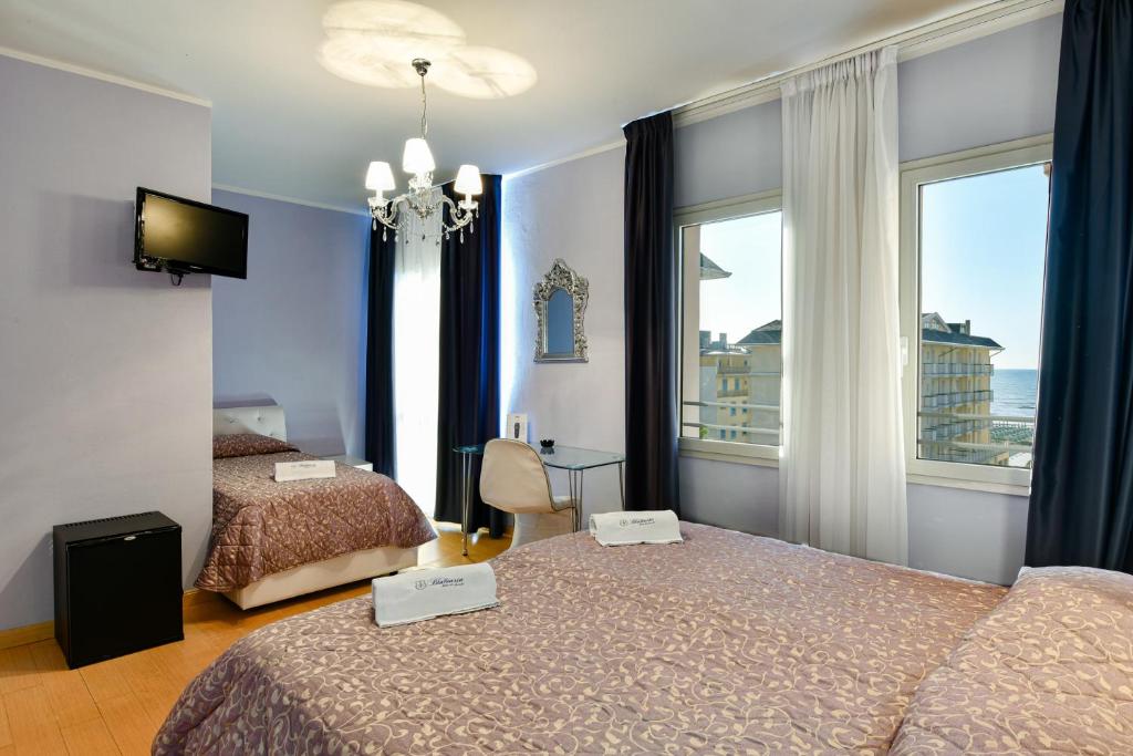 利多迪耶索罗HOTEL BLUMARIN的酒店客房设有两张床和窗户。