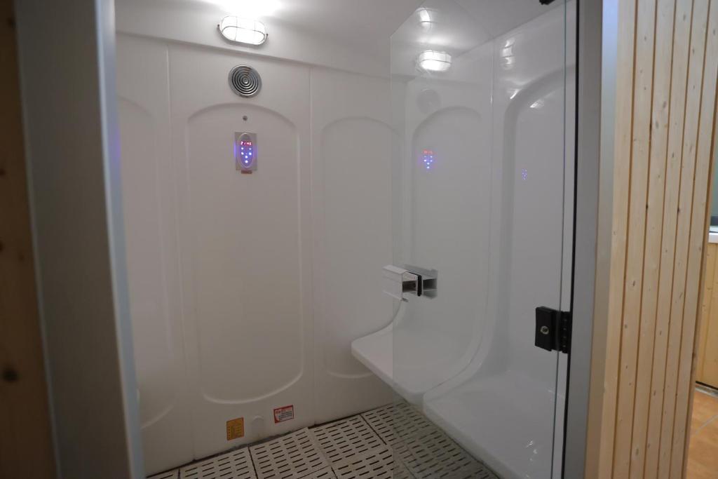 利雅德Dar Hashim Hotel Suites - Alnuzha的浴室设有玻璃淋浴间和卫生间