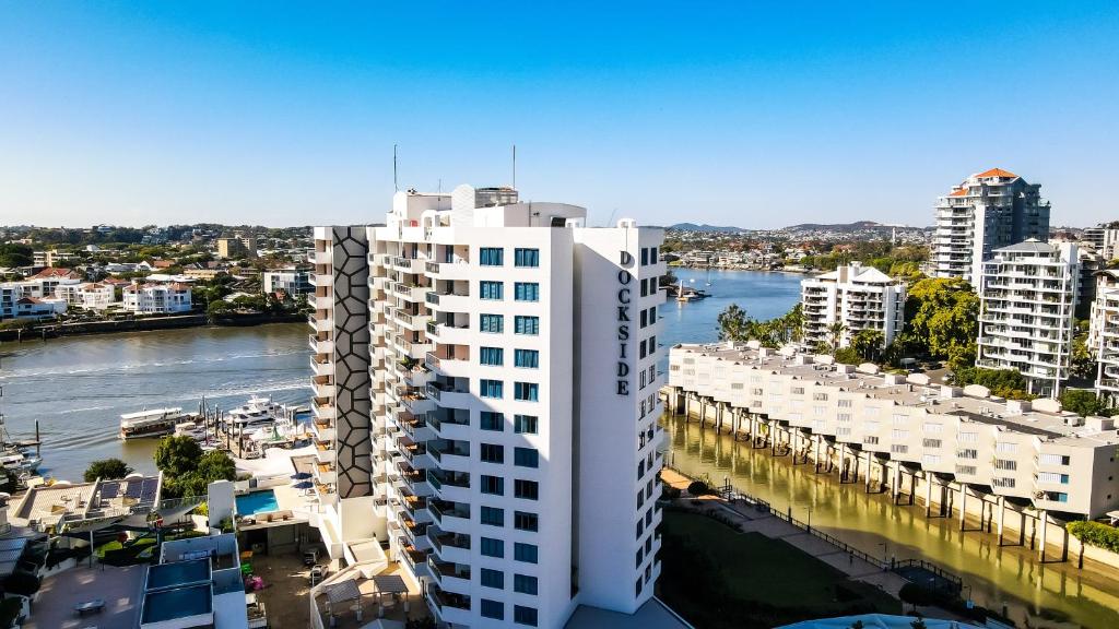 布里斯班Dockside Brisbane的享有河边白色建筑的空中景色