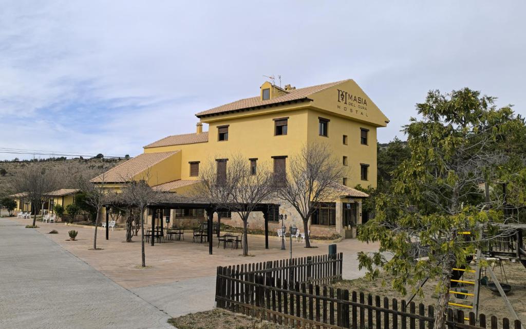 鲁比罗德莫拉Masia Del Cura的前面有栅栏的黄色建筑