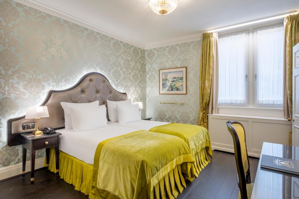 布鲁塞尔斯坦霍普酒店 - 索恩酒店旗下的酒店客房,配有一张黄色毯子床