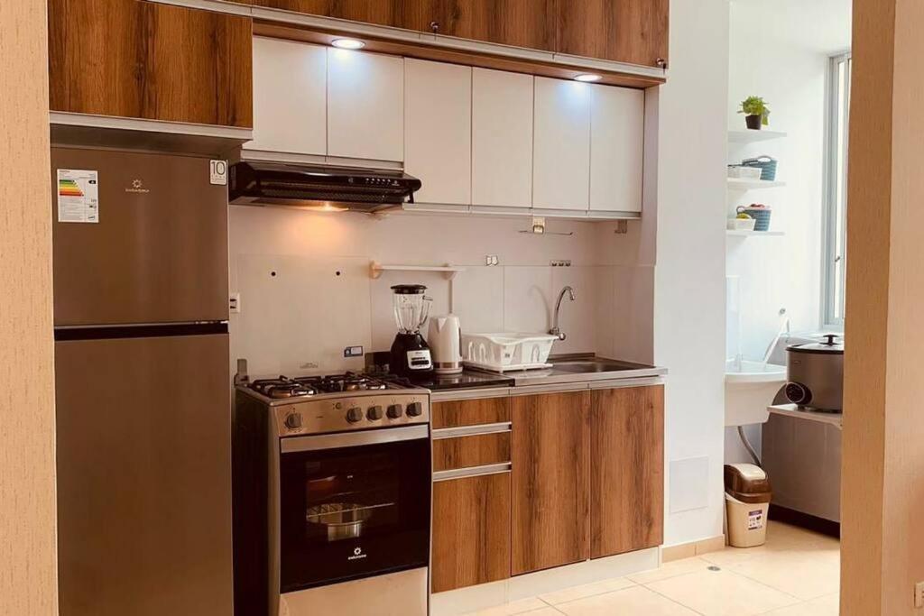 皮乌拉Departamento Piura的厨房配有白色橱柜和炉灶烤箱。