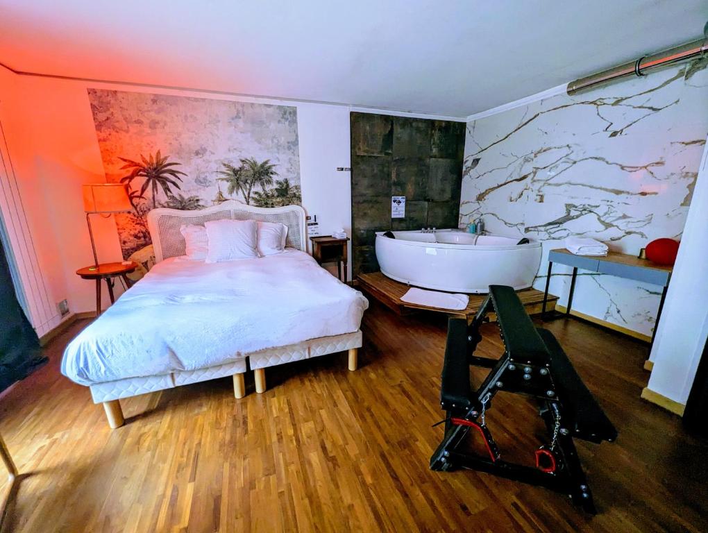 巴黎Jacuzzi LOVE appartement的一间卧室设有一张大床和一个浴缸