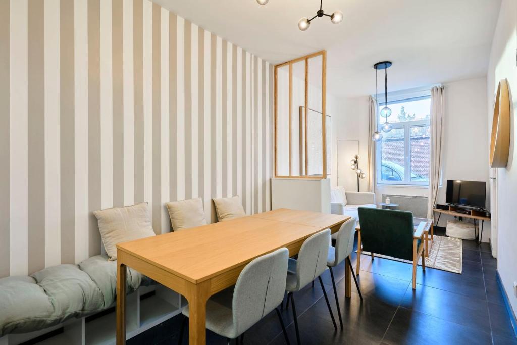图尔昆Renovated 3 bedroom house with terrace的一间带桌子和沙发的用餐室