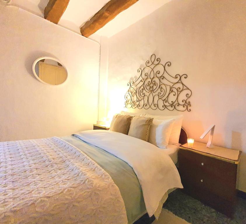 RasqueraCasa de Danann的一间卧室配有一张大床和金属床头板