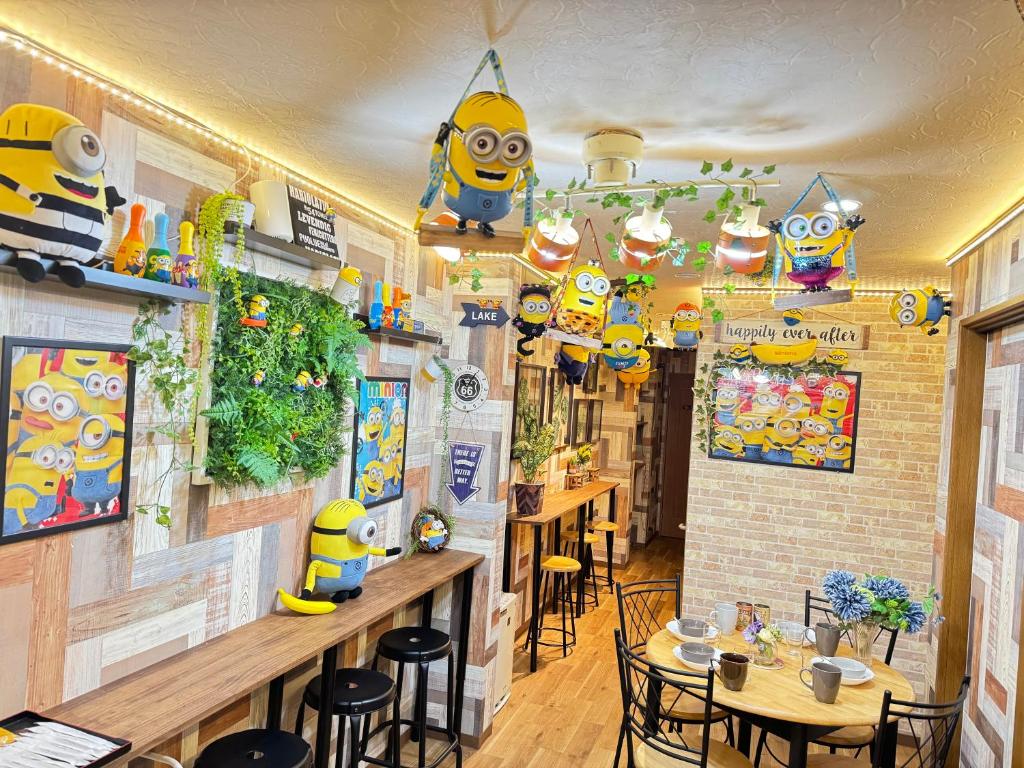大阪West Taisho的餐厅设有酒吧,配有桌椅