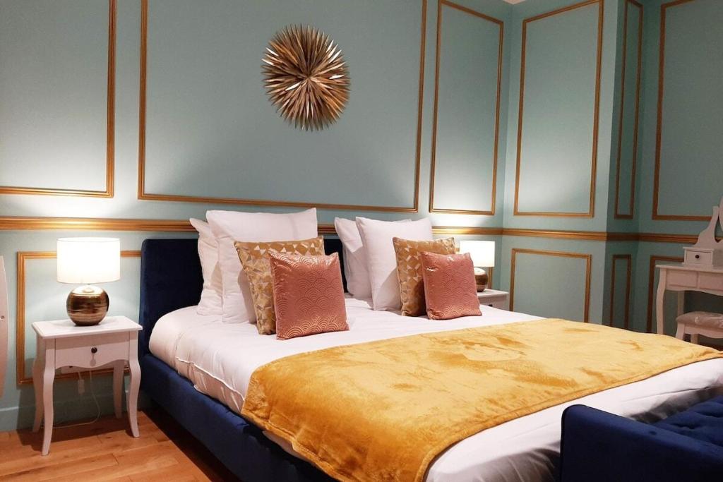 巴黎ROYAL SUITE PARIS REPUBLIQUE的一间卧室配有一张特大号床和金色毯子
