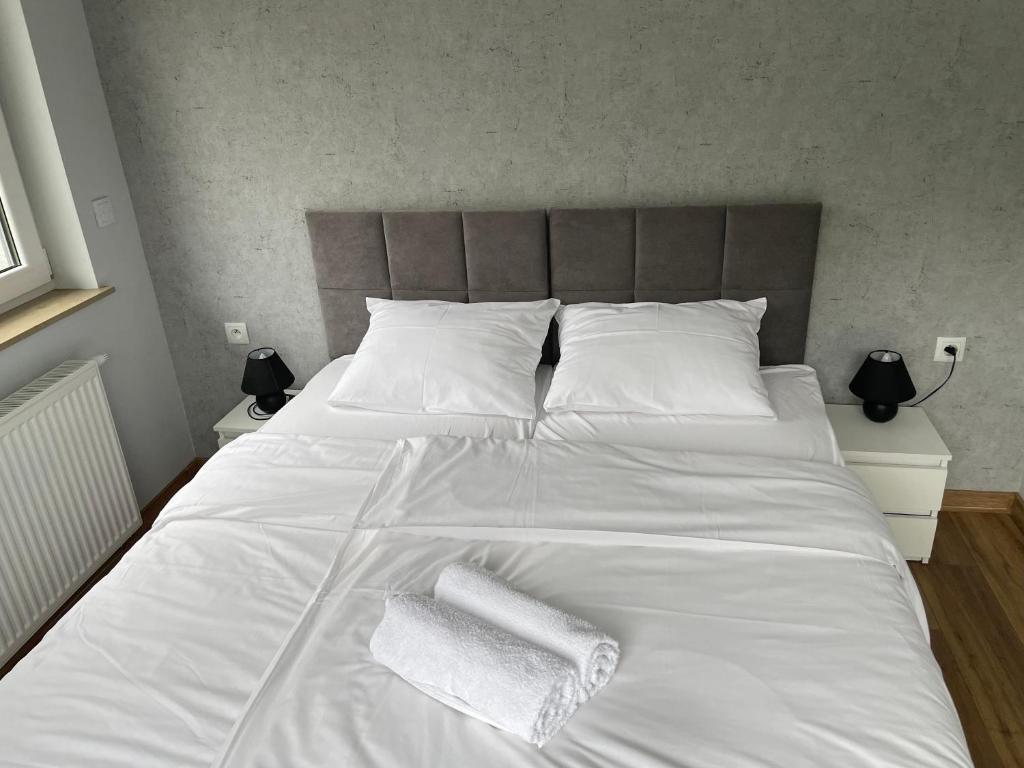 希维拉杜夫-兹德鲁伊Apartament Pod Gondolą "9"的一张白色的大床,带两条毛巾
