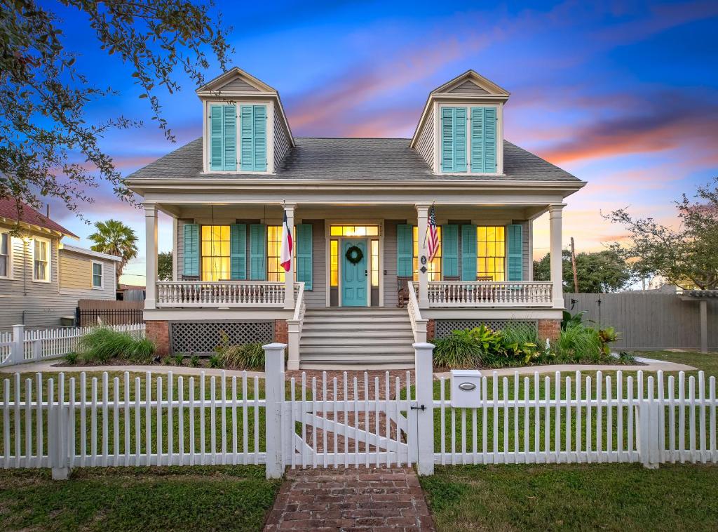 加尔维斯敦Coastal Cottage with Pool - Restoring Galveston的白色栅栏的房子