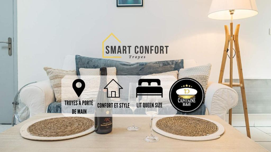 特鲁瓦Smart Confort 14 - Appartement confort et stylé的一张桌子和沙发上两个枕头
