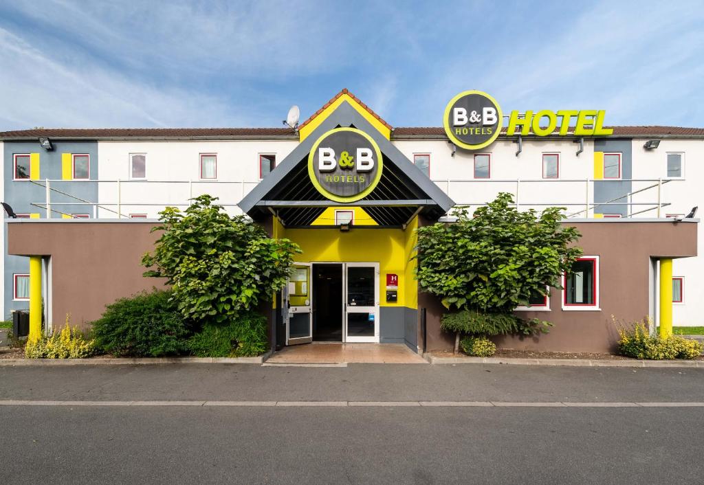 勒藏讷B&B HOTEL Lille Lezennes Stade Pierre Mauroy的建筑上标有bbq酒店标志