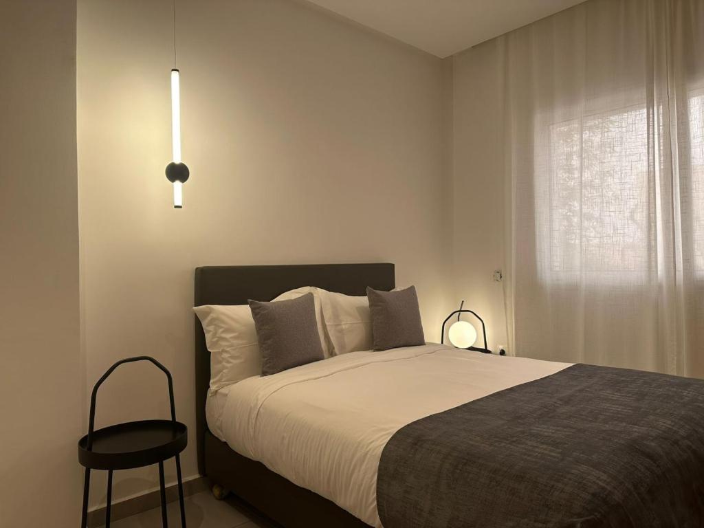 特马拉Residence Neya Harhoura的卧室配有床、椅子和窗户。