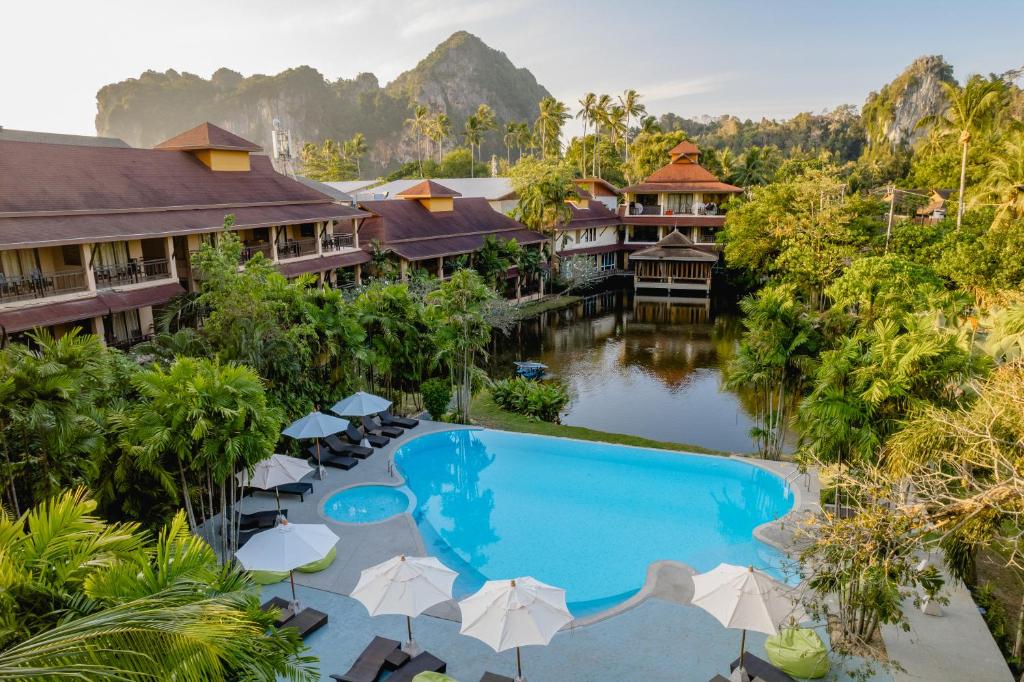 莱利海滩Railay Princess Resort & Spa的享有带游泳池的度假村的空中景致