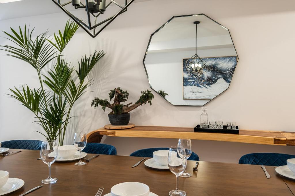 蒙特朗布朗Verbier 1-103 / Vast & Luxurious 3 bedroom的一间带桌子和镜子的用餐室