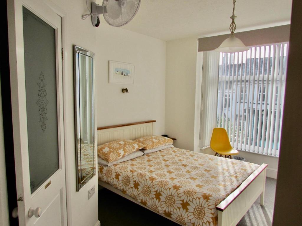 纽基西部住宿加早餐旅馆的一间卧室设有一张床和一个窗口