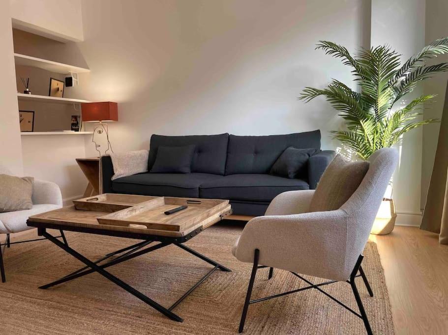 维戈Luxe Home Centro de Vigo YBH35的带沙发和咖啡桌的客厅