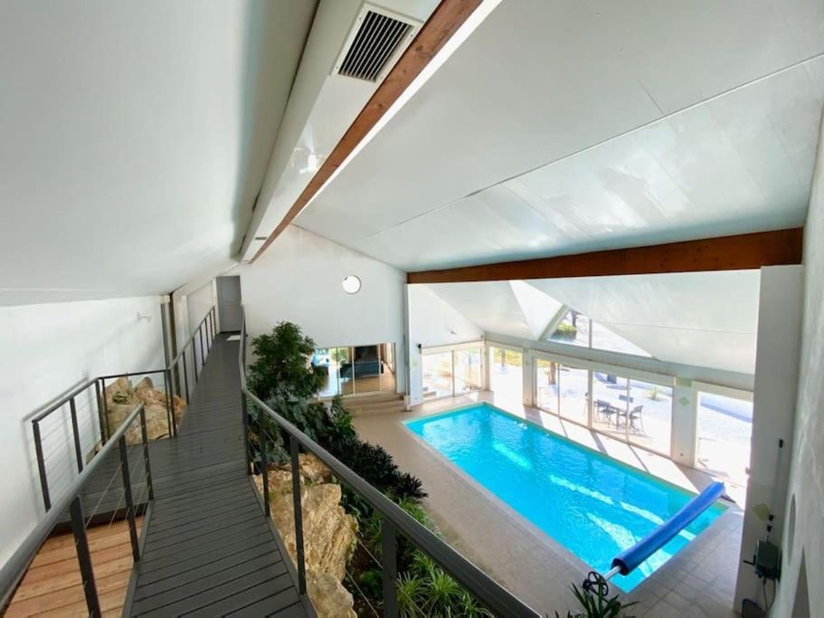 塔朗Villa avec piscine d'intérieur “ Losalia “的一座带楼梯的房屋内的大型游泳池