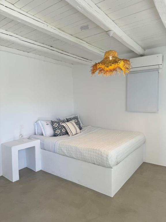 米克诺斯城Cielo Azul Mykonos的白色卧室,配有床铺