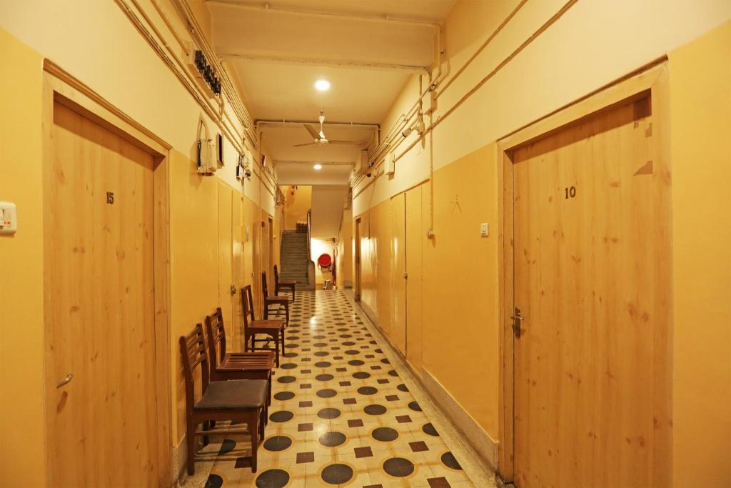 加尔各答Hotel Homely Raj Near Kalighat Kali Temple的走廊走廊上的一排椅子