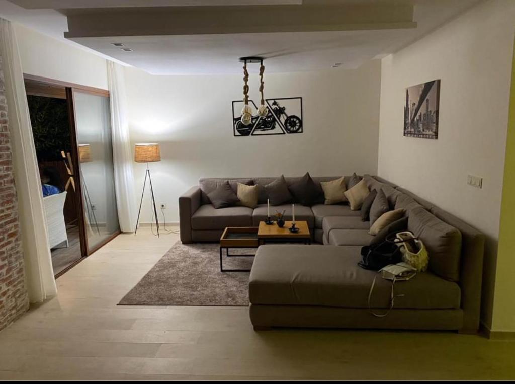 卡萨布兰卡Villa Bahia的客厅配有沙发和桌子