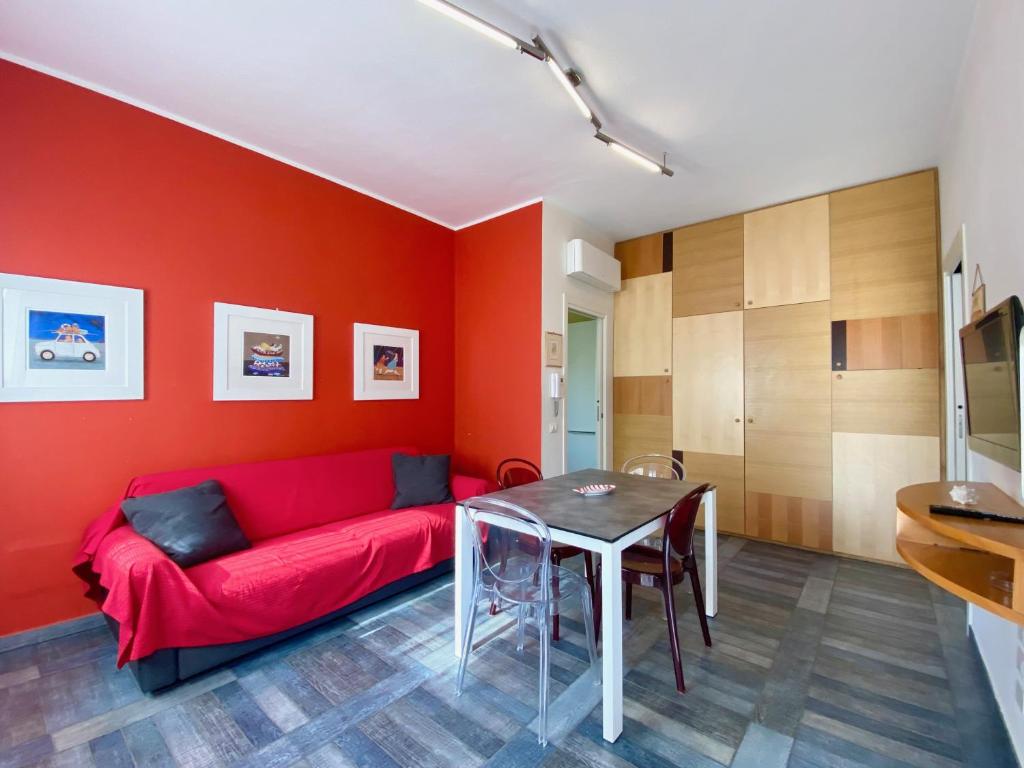 圣温琴佐Appartamento Giulia的客厅配有红色的沙发和桌子