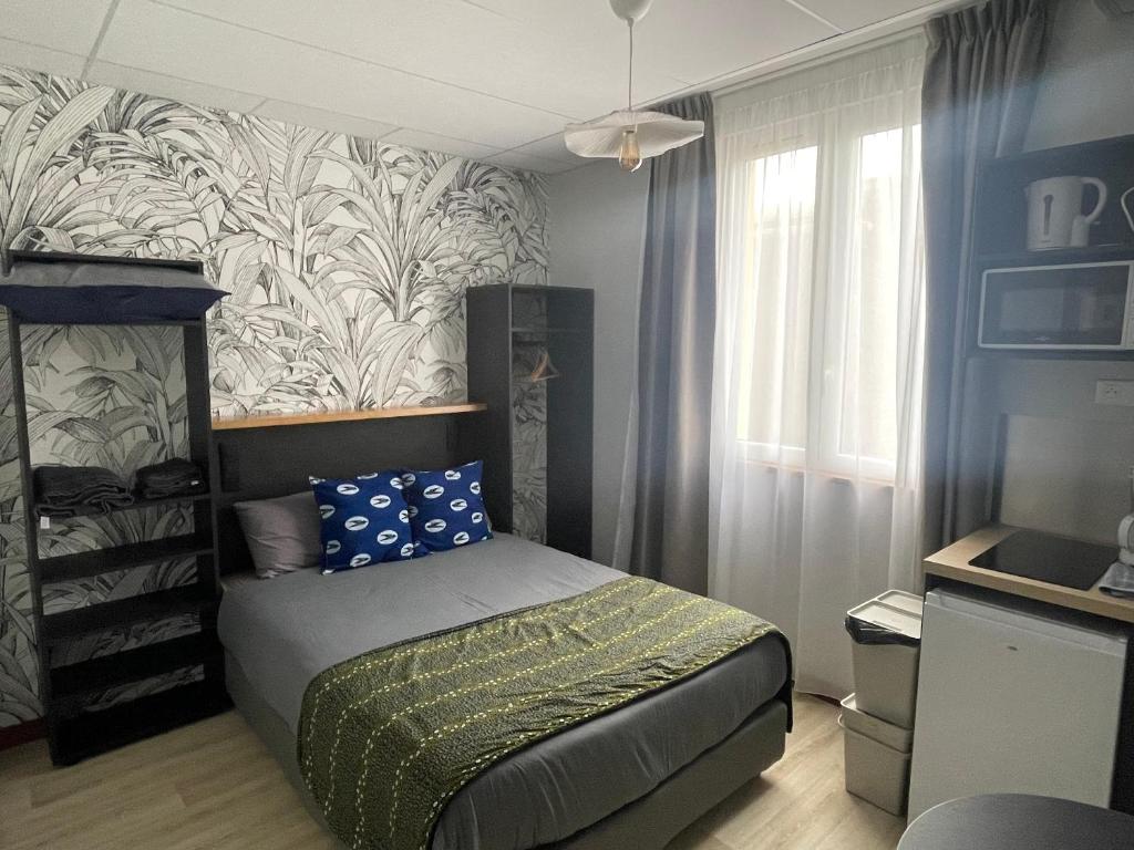 勒阿弗尔Smart Appart Le Havre 97的一间小卧室,配有床和壁画