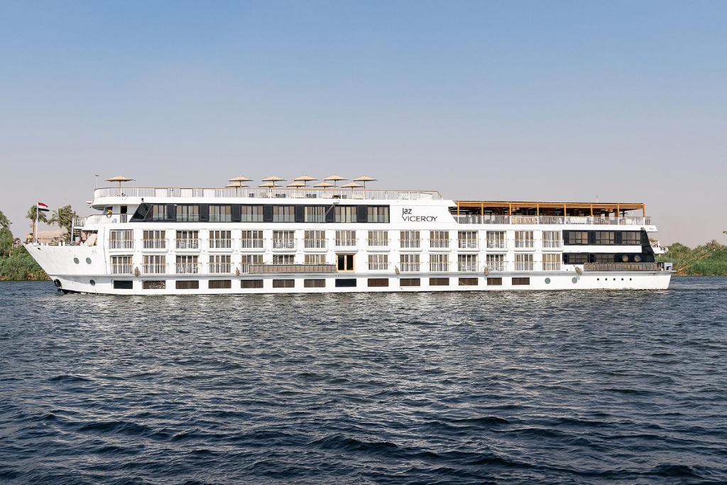卢克索Jaz Viceroy Nile Cruise - Every Saturday from Luxor for 07 & 04 Nights - Every Wednesday From Aswan for 03 Nights的一艘大型的白色游轮在水面上